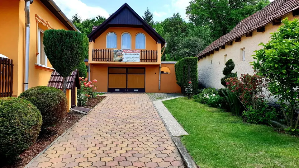 A Bihari Vendégház épülete és a zöld udvar a kapu felől